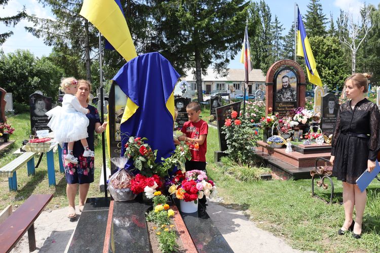 Встановлено пам’ятник воїну-сироті