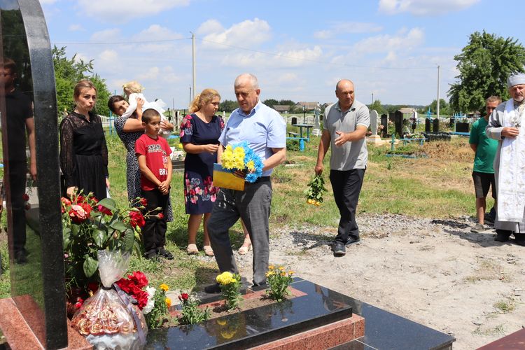 Встановлено пам’ятник воїну-сироті