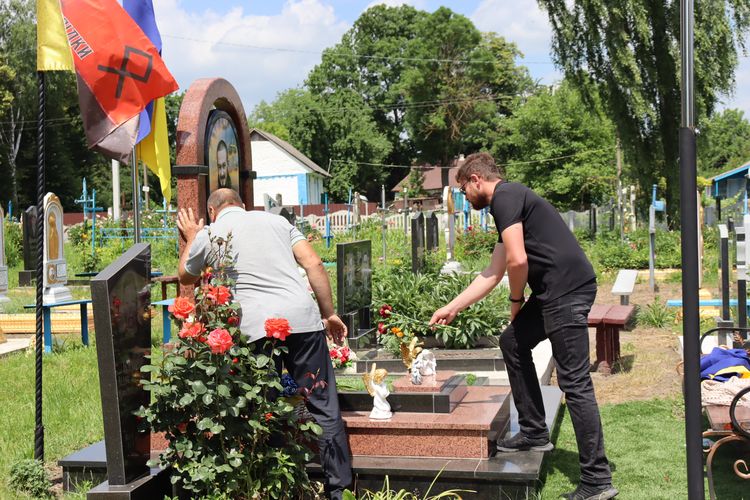 Встановлено пам’ятник воїну-сироті