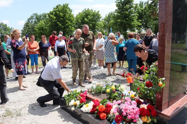 Встановлено пам’ятник воїну-сироті