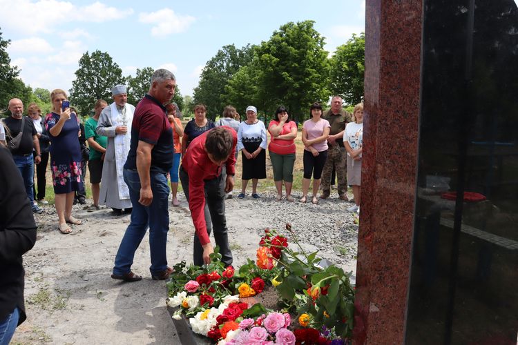 Встановлено пам’ятник воїну-сироті