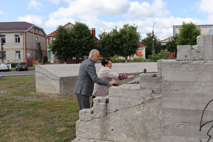 покладання квітів