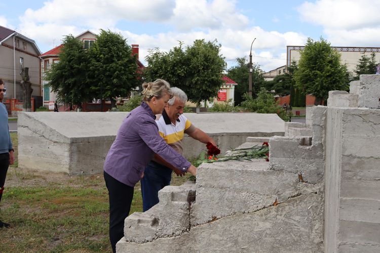 покладання квітів