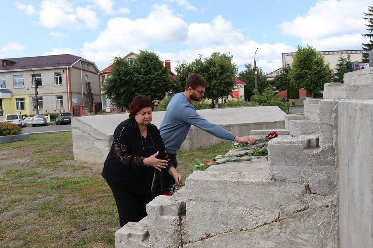покладання квітів