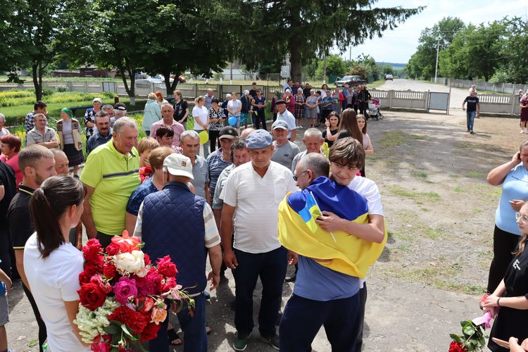 повернувся з полону