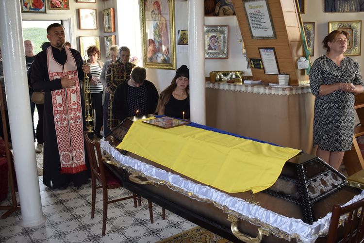 Зі сльозами на очах