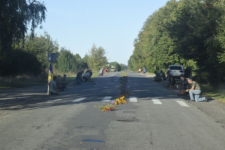 Зі сльозами на очах