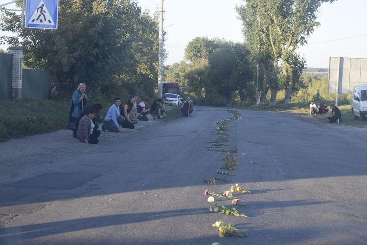 Зі сльозами на очах