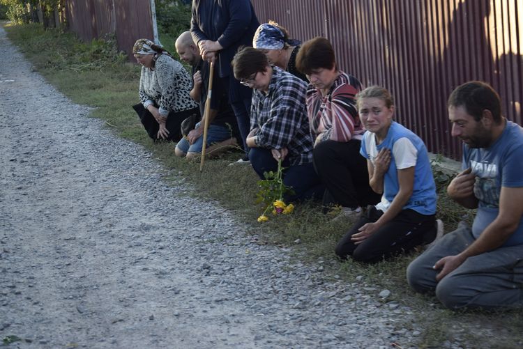 Зі сльозами на очах