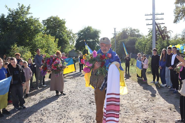 зустріли Героя з полону