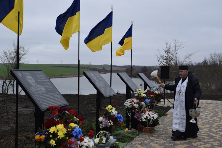 Сльози, квіти й молитва