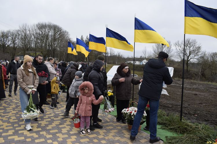 Сльози, квіти й молитва