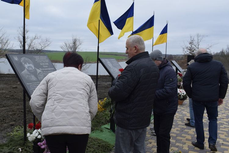 Сльози, квіти й молитва