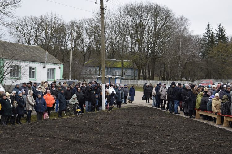 Сльози, квіти й молитва