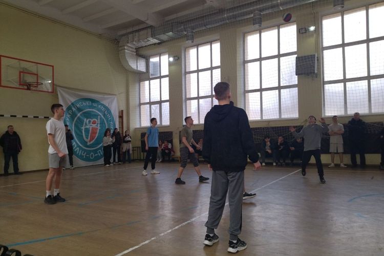 Пліч-о-пліч