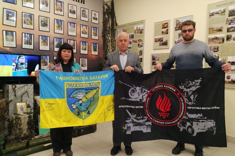 Прапори, усіяні словами вдячності