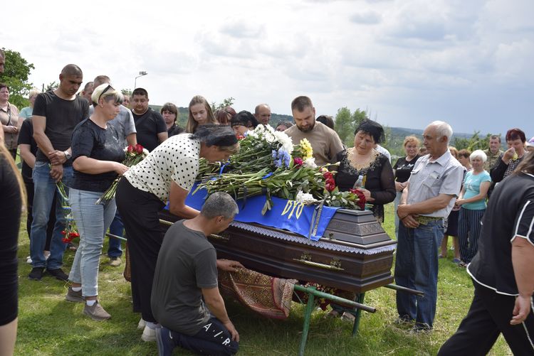 Провели в останню дорогу мужнього Героя