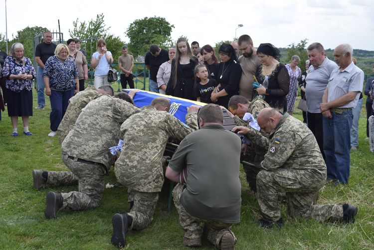Провели в останню дорогу мужнього Героя