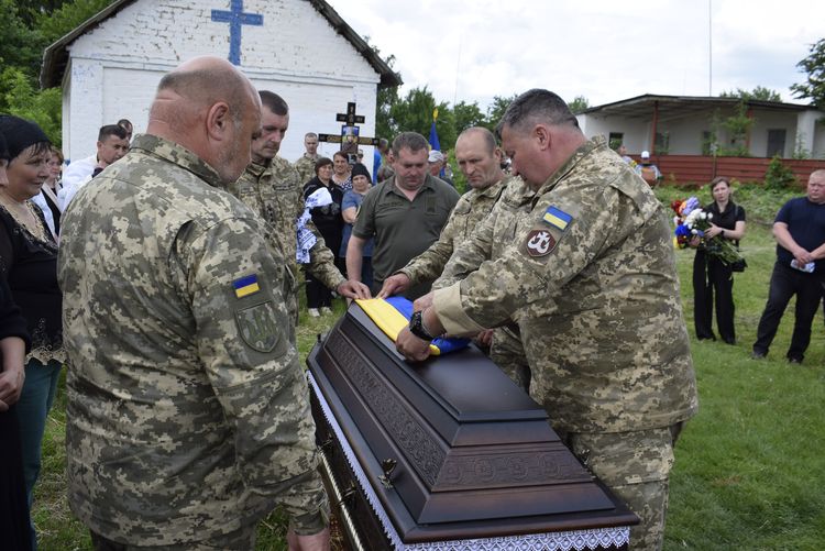 Провели в останню дорогу мужнього Героя