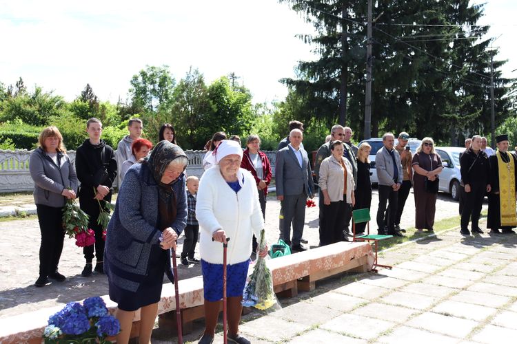 Зі сльозами на очах