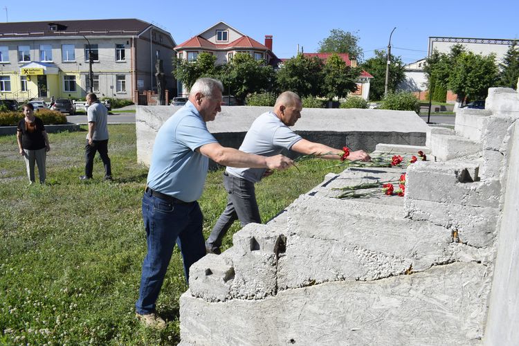 Покладено квіти з нагоди Дня скорботи