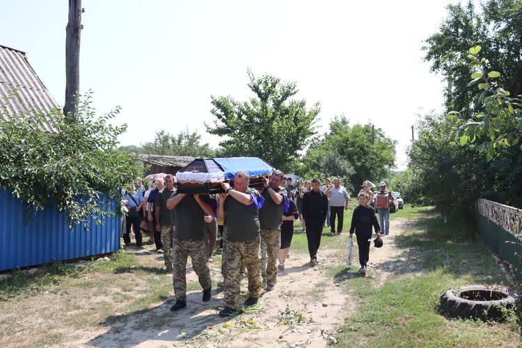 попрощалась із Героєм