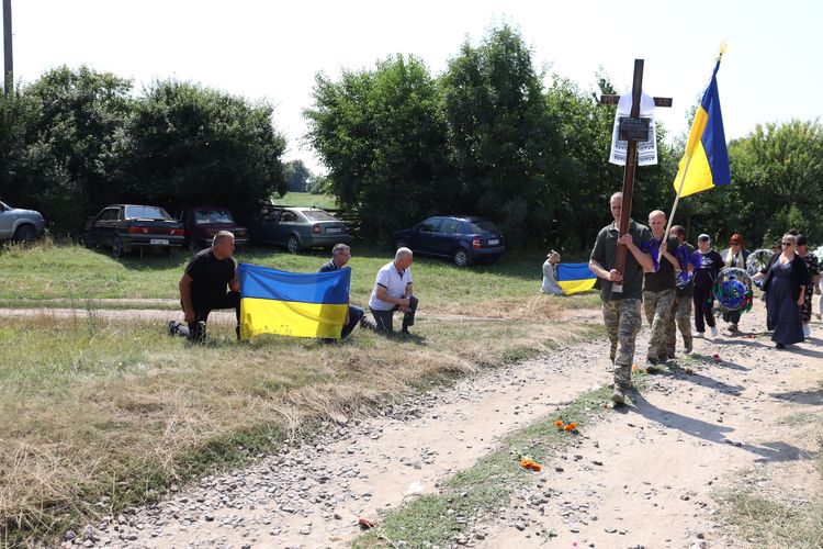 попрощалась із Героєм