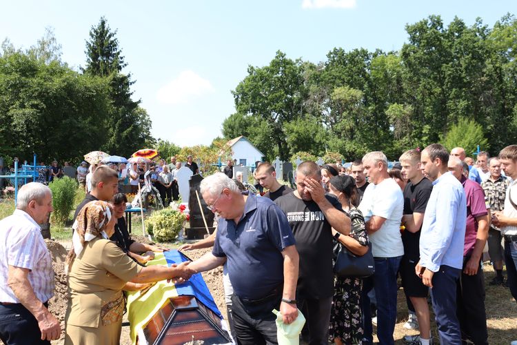 попрощалась із Героєм