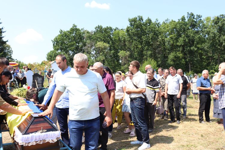 попрощалась із Героєм