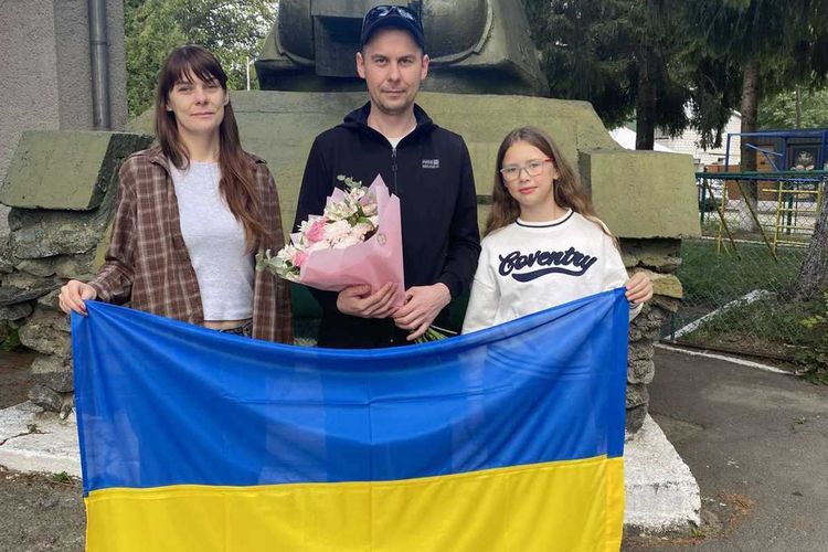 зустріли звільненого з ворожого полону