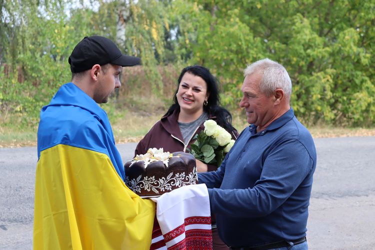 зустріли звільненого з ворожого полону