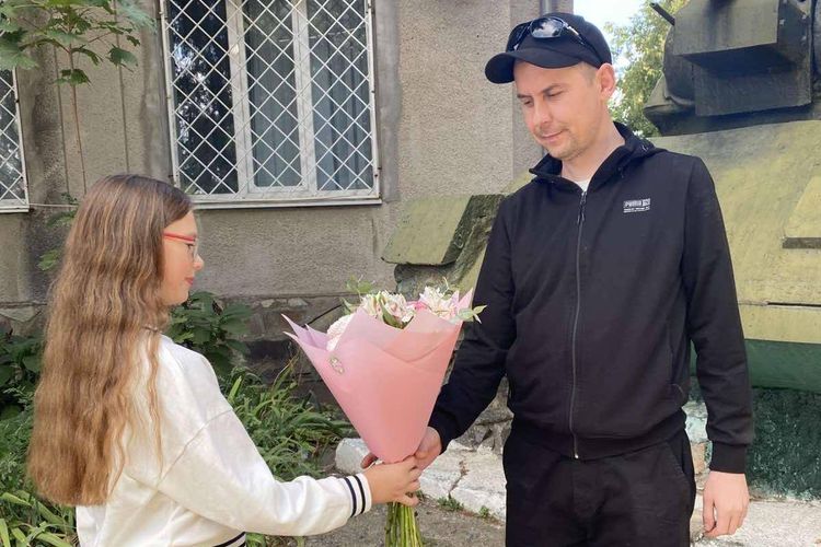 зустріли звільненого з ворожого полону