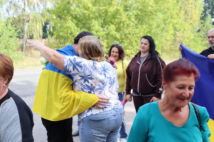 зустріли звільненого з ворожого полону