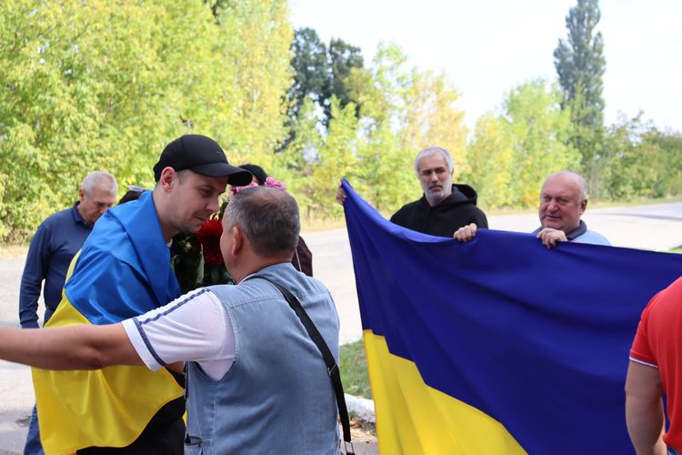 зустріли звільненого з ворожого полону