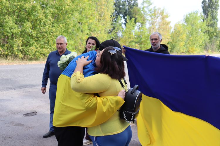 зустріли звільненого з ворожого полону