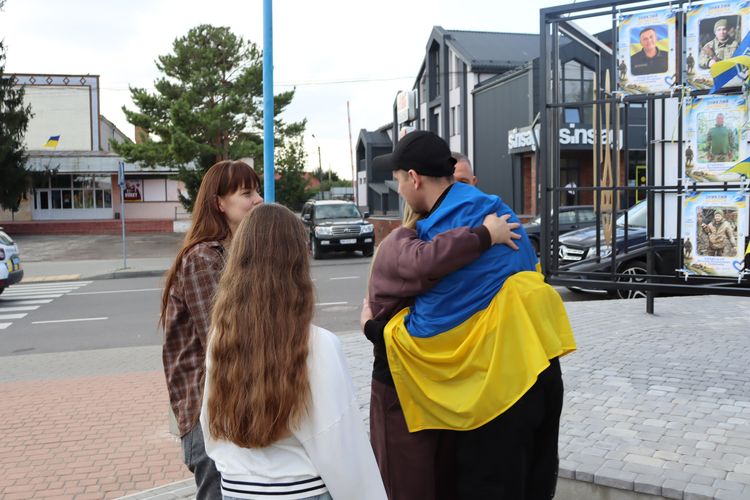 зустріли звільненого з ворожого полону