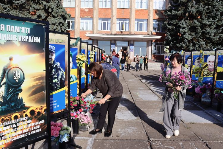 Низько вклоняємося захисникам та захисницям