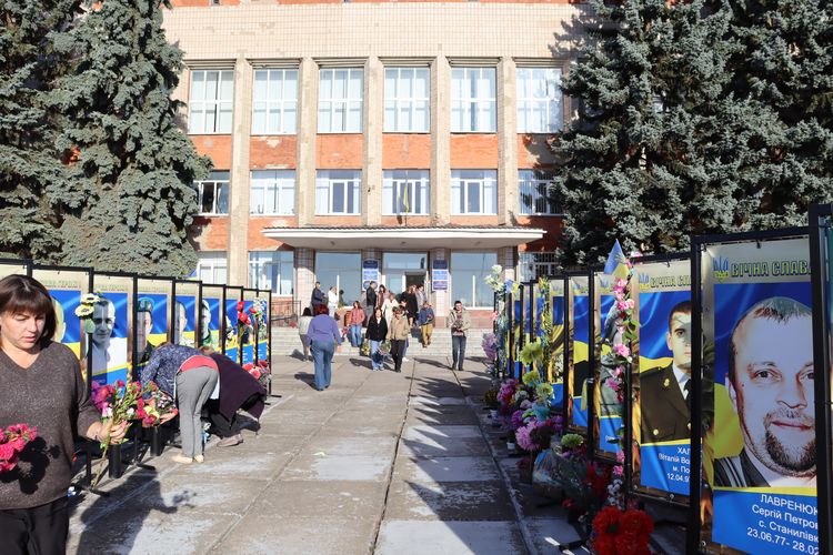 Низько вклоняємося захисникам та захисницям