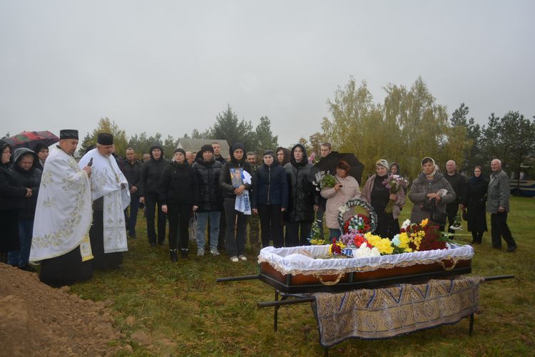 Заплакало небо, трава похилилась