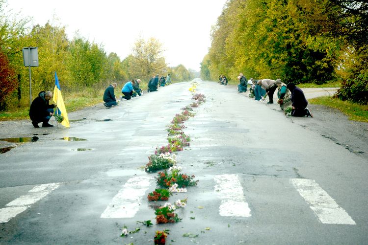 Заплакало небо, трава похилилась