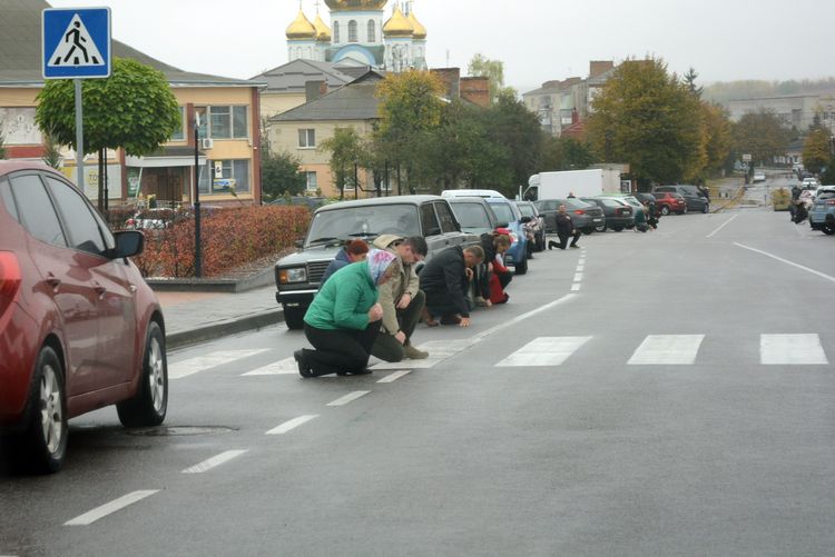Заплакало небо, трава похилилась