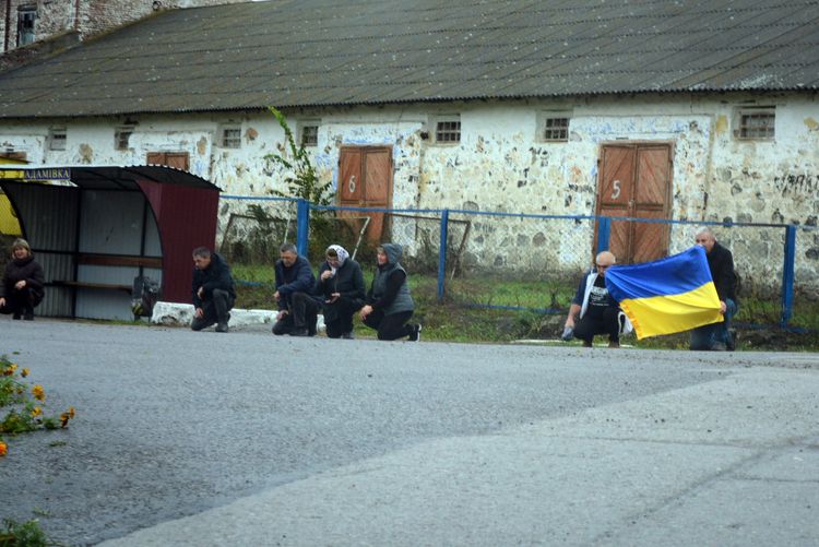 Заплакало небо, трава похилилась