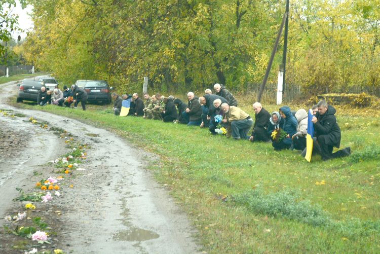 Заплакало небо, трава похилилась