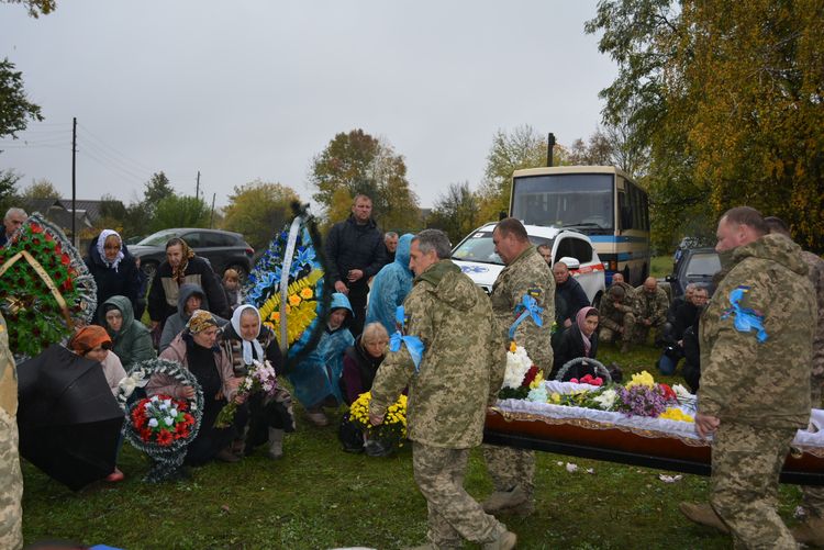 Заплакало небо, трава похилилась