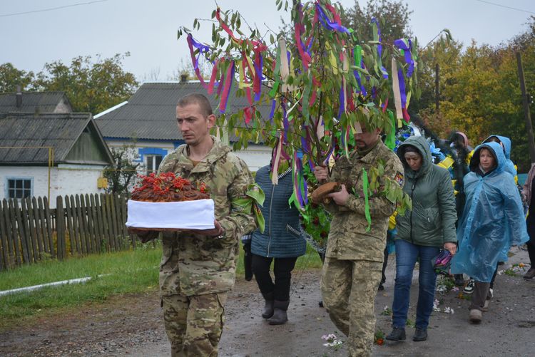 Заплакало небо, трава похилилась