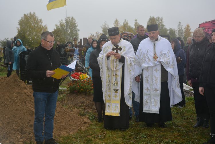 Заплакало небо, трава похилилась