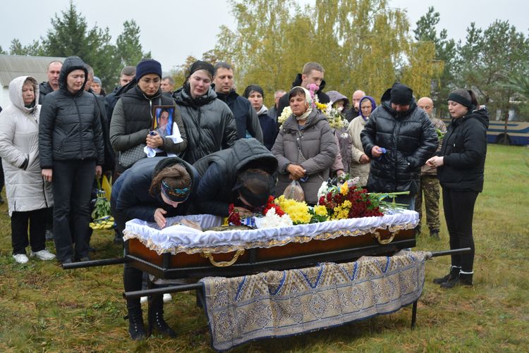 Заплакало небо, трава похилилась