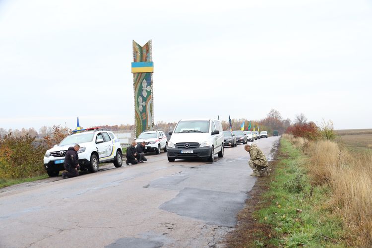 Мешканці громади схилили голови