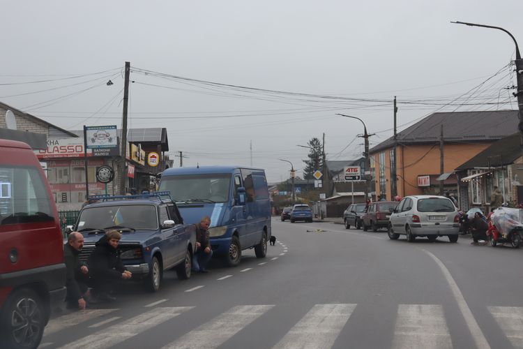 Мешканці громади схилили голови