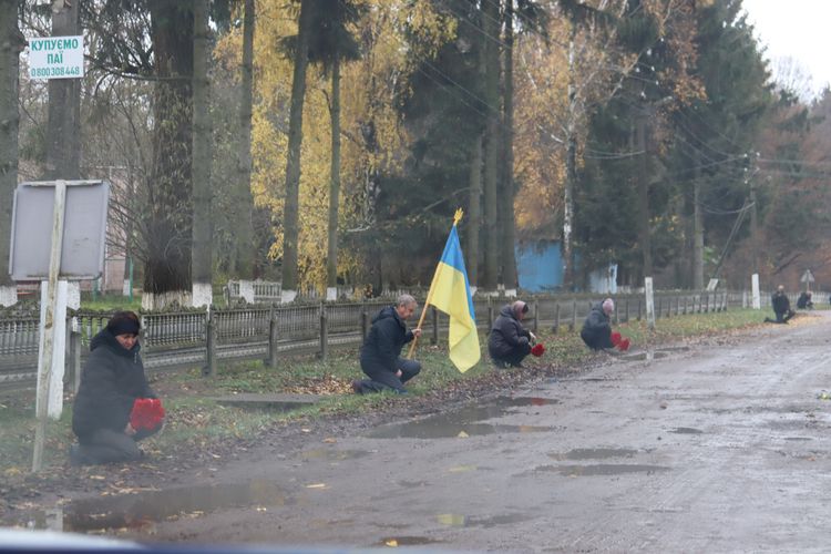 Мешканці громади схилили голови